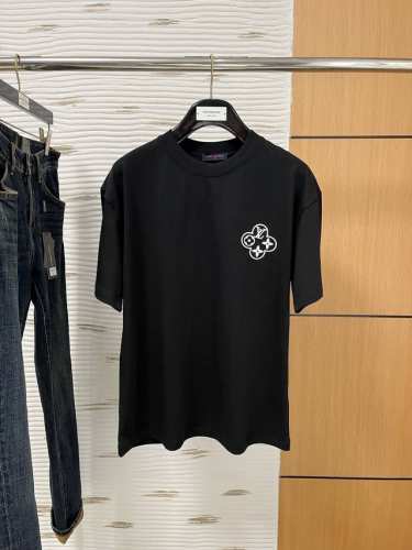 Lv春夏新款首发专柜最新款短袖圆领T恤 高端订制 设计前卫时尚！品牌Logo重工艺设计 高端定制230克面料.手感柔软.穿着舒适.专柜级别精致车线.颜色：黑色。