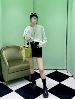pd 2025夏季新款 短款抽绳长袖T恤 腰间短款立裁 配合本布抽绳系带设计 随意调节起到收腰效果 更凸显上短下长的比例优势 后领间增加三角徽标装饰 品牌质感充