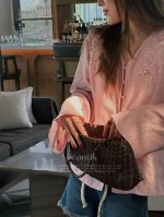 首批大量出货怒推 两色重工艺 喇叭袖 刺绣订珠细节感拉满衬衣 浪漫慵懒 这件衬衫的点睛之笔重工立体盘绣加珠片 每件衣服都是定位刺绣立体花纹 从走线就能看出做工的