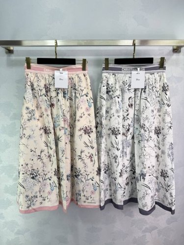 dio*2025新品上架 织带印花高腰半裙 定制Yb进口斜纹稠材质 质感光泽 垂顺有型 高腰半裙 通体满印花叶等自然元素 配色清淡颇具新中式风格 同时呼应炎炎夏