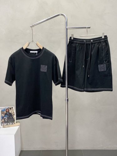 givenchy纪梵希独家专供春夏新款专柜同款套装，透气舒适休闲！高级感满满！细节精致高档，做工无可挑剔！原版高端面料很显高级！面料柔软细腻舒适 吸湿速干透气，