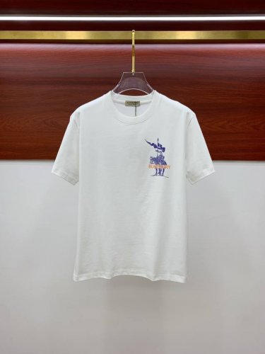 P210B家25Ss春夏新款短袖 T 恤来咯标识Golo！简约又时尚。宽松休闲的圆领，舒适好穿。采用 260 克重纯棉面料，品质超赞。这个春夏，必须安排上！ 颜