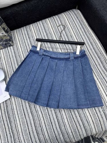 爆款现货 原单品质 Miu * 刺绣字母百褶牛仔短半裙 采用高端定制面料 牛仔穿起来非常舒适 常规设计 包容性好 色系增添视觉魅力 而且裤子的纹路会非常细腻 是