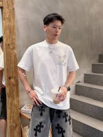 Lv 2025春夏新款男女同款短袖T恤 定制专属纯棉面料 定制原版工艺螺纹 胸前重工字母Logo工艺设计 简约大方 从容百搭 档次极高 完美融入时尚还有风情感一