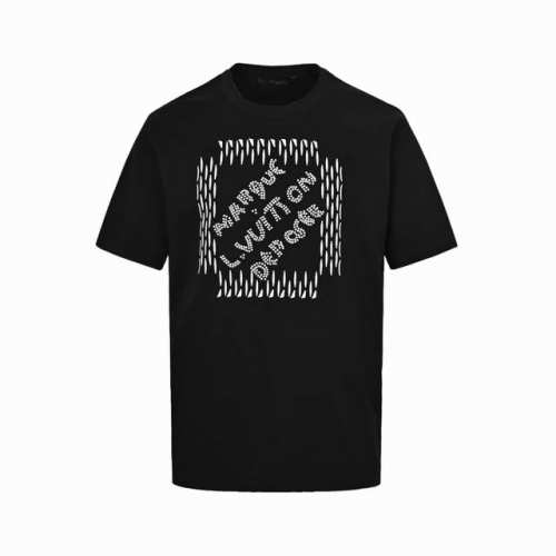本地自取: 180 louis Vuitton/路易威登 24Ss 串珠字母刺绣短袖 棉平纹织物具有良好的透气性，能够保持干爽舒适 胸前呈现珠饰刺绣与立体平绣结