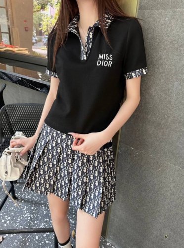 上新 Diro 迪奥 25Ss新款套装 新款T恤压褶半裙套装 字母绣花老花提花拼接装饰 时尚休闲～ 颜色：白色 黑色 码数：Sml S码推荐： 80~100 M