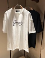 Giv*Chy 纪*希2025春夏新款男女同款短袖T恤，主创时尚注入了全新时尚能量。通过探索各种题材和性感魅力，极具辨识度，引领全新街头时尚潮流。该款是G家独家
