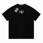 Balenciaga 巴黎世家 银色锁扣情侣短袖T恤 采用260克双砂面料 三针五线做工，领口包包边条 今年火爆的品牌 看到了就忍不住要自留一件 正确纹路立体印