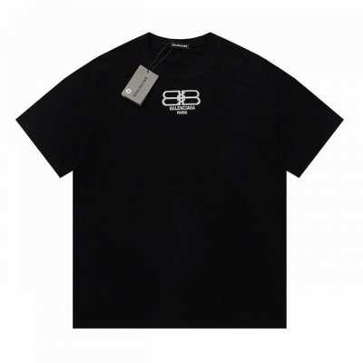 Balenciaga 巴黎世家 银色锁扣情侣短袖T恤 采用260克双砂面料 三针五线做工，领口包包边条 今年火爆的品牌 看到了就忍不住要自留一件 正确纹路立体印