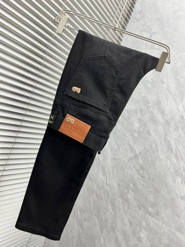 dg家 春夏男士休闲牛仔裤....... 客供牛仔面料打造 质地柔软又不失筋骨，手感干爽有韧性 裤身配以品牌经典徽标，灵魂般的点缀 各项指标皆为上品，自然带来极