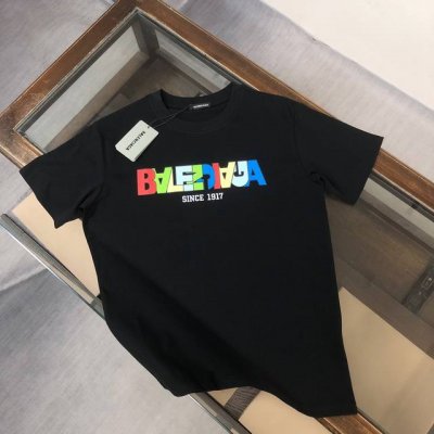 Balenciaga 巴黎世家 夏季新款圆领短袖T恤 270克重磅高端纯棉面料 手感质感都极完美 修身裁剪设计干净利落 时尚又好看 走线做工非常精致 版型效果超