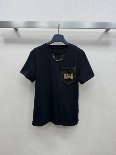 25Ss Lv春夏新款 口袋牛仔五金配件 提花拼接短袖T恤 经典的版型百搭不挑人 胸口拼接老花提花牛仔口袋 复古的经典老花 金属链条 Sml 。