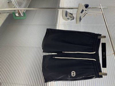 Gucc 25夏季男士速干5分短裤 是运动与休闲的优质之选 面料采用弹力锦纶面料 吸汗速干性能卓越 能快速将汗水传导至外层挥发 保持身体干爽 同时面料超柔软 手