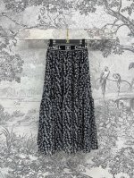 小香风 25春夏新款 满印Logo网纱半身裙 织带Logo松紧腰的设计时髦又高级 A字版型超级显瘦 满印的Logo图案 非常到位 时髦洋气又好看 恰到好处的长度