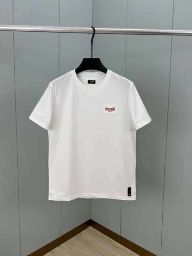 Fendi 25春夏新品小怪兽刺绣徽章短袖T恤，正面胸前饰有Fendi Roma字样以及红色和金色Fendi Eyes刺绣徽章设计，下脚缝有Fendi贴条标识并