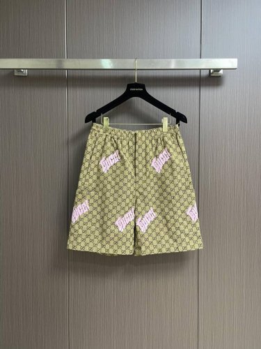 gucci 刺绣帆布亚麻混纺短裤 在2025早秋系列中 中国艺术家Currynew Xiangzhang 挥洒创意巧思 将全新品牌标识融入男士成衣 皮件和配饰作