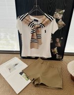 品名 Ralph Laur*N 拉夫老钱风雪花棉V领短袖短裤披肩三件套 尺码 S.M 颜色 白色 上衣白色V领短袖 质感绝了 版型超正 低调又经典 下装老钱风卡