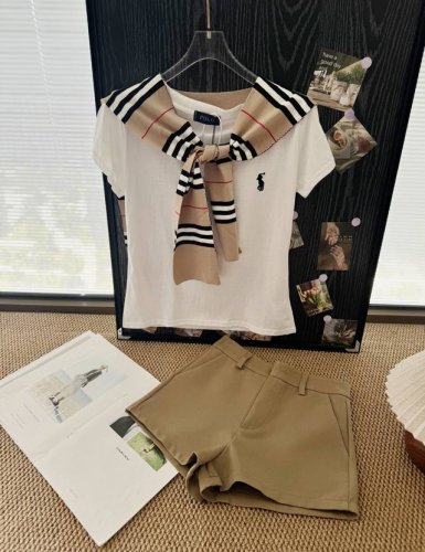 品名 Ralph Laur*N 拉夫老钱风雪花棉V领短袖短裤披肩三件套 尺码 S.M 颜色 白色 上衣白色V领短袖 质感绝了 版型超正 低调又经典 下装老钱风卡