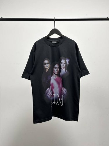 高版本，质量很好！原版包装，柜子最新款领标！巴黎世家 Balenciaga男女同款卡戴珊美女图康丽数码直喷印花短袖T恤！此款尺码偏大，最小Xs穿到 斤左右！最大