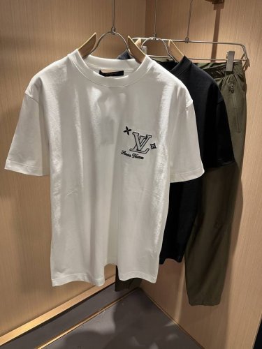 louisvuitt*路易*登 2025春夏全新系列单品上线，非常时髦前卫的一款男女同款短袖T恤，标识Logo图案刺绣修饰！区别于以往的不同，宣示品牌传承多年的