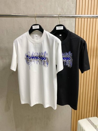 巴黎 2025夏季最新款，专柜同步有售，原单狠货，时尚休闲圆领短袖T恤，上身很有特点！吸睛而有亮点，进口原版面料，顶级刺绣工艺字母图案装饰Logo，简单而不失时