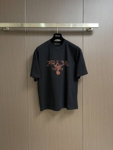 prada 2025Ss早春新品标识印花短袖T恤，定制高支平纹精棉面料 极致柔软舒适 高端大气，胸前Logo标识 简约百搭款式 简约易搭配 上身亲和力和好感度满