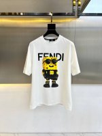 Fendi芬迪、2025春夏新品发售新品短袖T恤。采用进口丝光欧棉面料，温儒柔软 细腻柔软 上身自然是舒适 凉爽，印花Logo图案撞色时尚立体。颜色十分清晰，非