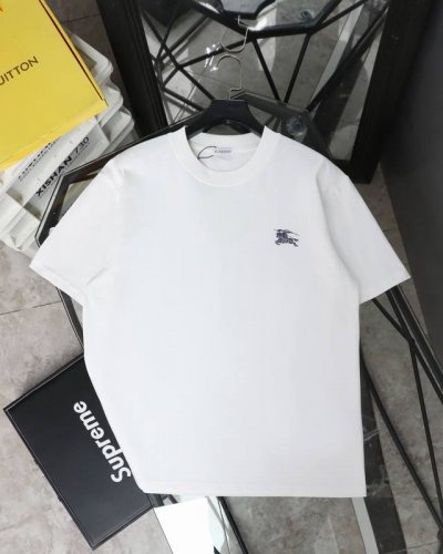供 顶级版本 巴宝莉Burberry 蓝色战马圆领短袖 纯棉质面料材质，采用15S精棉平纹，230G；搭配 32S双纱拉架螺纹，300G。精棉面料通常具有较好的