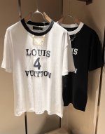 Louisvuitt*路易*登 2025春夏全新系列单品上线 非常时髦前卫的一款男女同款短袖T恤 标识Logo图案印花修饰 区别于以往的不同 宣示品牌传承多年的
