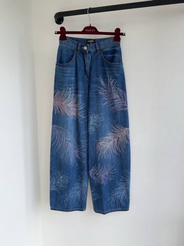 重工顶级版本 Cc25春夏新款高定立体羽毛烫钻图案双C拉链头金属扣牛仔裤出货定位羽毛烫钻剪裁对版裁剪工艺定制纯棉精纺牛仔面料软糯质感非常高级白富美必入单品显瘦神