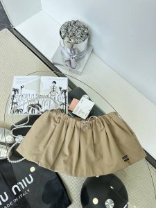 25Ss 辣妹们可以看过来 直接入了 这条半裙 真的一上身就让你知道什么叫做脖子以下都是腿的既视感1 Size S M L