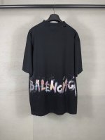 实拍图 顶级版本.官网品质 Balenci*Ga 25新款 正面以涂鸦加刺绣麦穗经典图案，后面字母彩色手绘涂鸦色彩碰撞做旧短袖T恤# Ss25最新款。第一时间研