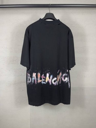 实拍图 顶级版本.官网品质 Balenci*Ga 25新款 正面以涂鸦加刺绣麦穗经典图案，后面字母彩色手绘涂鸦色彩碰撞做旧短袖T恤# Ss25最新款。第一时间研