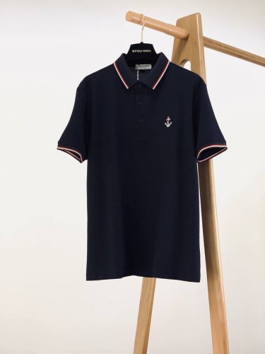 thom Browne 汤姆 布朗 2025Ss春夏新品 休闲翻领短袖，宜商务 宜休闲！客供优质珠地面料打造，简约净版设计，客供五金辅料装饰，胸前铁钩刺绣标识，