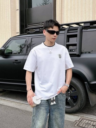 Burberry 巴宝莉 2025夏季最新款 专柜同步有售 原单狠货 时尚休闲圆领短袖T恤 上身很有特点 吸睛而有亮点 进口原版面料 顶级刺绣工艺字母图案装饰L