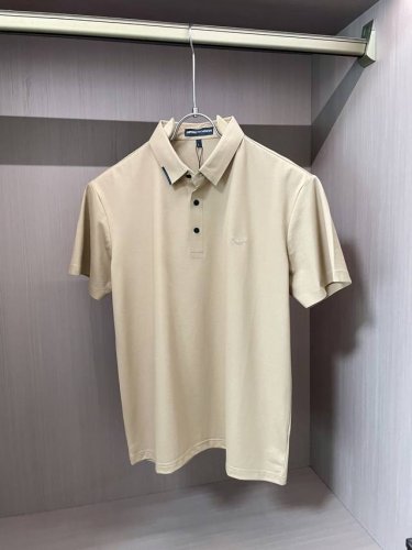 阿玛尼 2025春夏 经典的Polo领设计，搭配简洁的单排扣，线条利落流畅，巧妙修饰颈部线条，彰显优雅绅士格调。左胸处精致的品牌标识，采用无痕压胶工艺，细腻而平