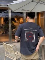 vans万斯专柜同步人像菱格模式字母联名系列印花情侣短袖 采用260克定制精梳纯棉，领口定制螺纹不变形，三针五线做工，领口包包边条，肩膀处内里带压条，做工面料细
