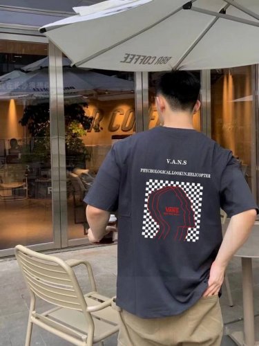 vans万斯专柜同步人像菱格模式字母联名系列印花情侣短袖 采用260克定制精梳纯棉，领口定制螺纹不变形，三针五线做工，领口包包边条，肩膀处内里带压条，做工面料细