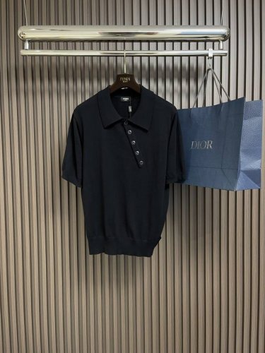 Fendi 2025Ss新款斜纽扣短袖polo衫。经典衣领，纽扣开合。黑色棉质珠地布。纹理细腻 形态饱满 增强视觉冲击感 做工复杂繁琐。尺码：S-Xl