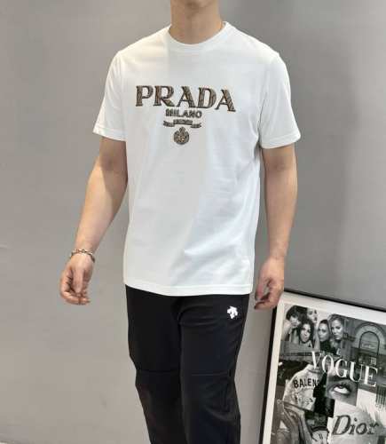 prad*普拉达25S新款圆领短袖.简约基础款！胸口精致立体压花品牌字母标识.双层立体烫画工艺.简单高级！优质240G高织棉布制成.机织技术-相比于普通面料更加