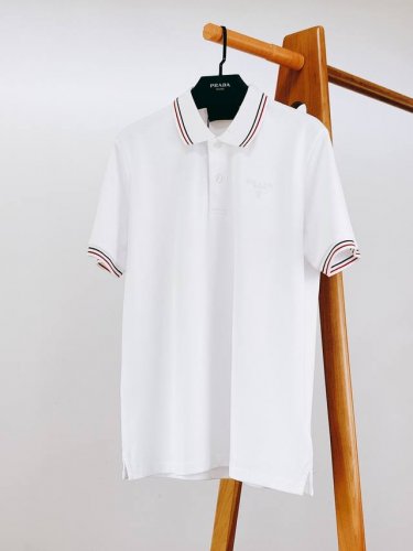 prada 普拉达 2025Ss春夏新品 标识刺绣翻领T恤，甄选优质珠地面料打造，手感面糯有骨感，柔而有韧性。液氨工艺处理，韧性和抗皱性能得到大幅度提高。微廓形