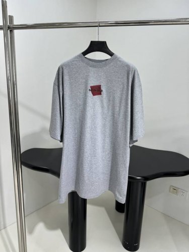 新品25春夏Taped美工胶饰短袖T恤 复古平纹布 定制定染今年春夏新色 正面和背面字母Taped徽标 美工胶3D叠视觉 磨损洗旧效果 宽松版型 男女同款 独家