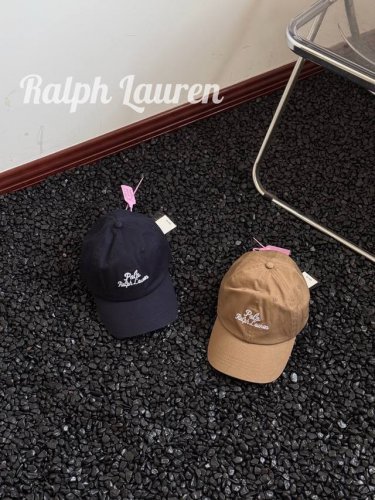 经典新生，型格随行｜Ralph Lauren 拉夫劳伦链条鸭舌帽 当美式复古基因遇见都市摩登灵魂 以精纺棉质勾勒时光质感 经典马球徽标暗藏奢华注脚 6片式立体剪