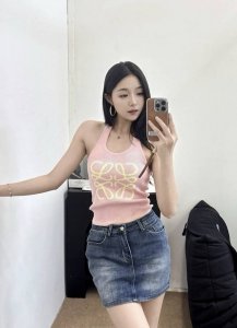 罗意威 25夏季新款 挂脖针织背心 撞色螺纹自下摆内侧露出 与胸前大面积图腾徽标保持一致 更显协调 复古辣妹风格强烈 风格俏皮减龄 层次效果更丰富 时髦洋气 三