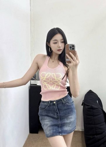 罗意威 25夏季新款 挂脖针织背心 撞色螺纹自下摆内侧露出 与胸前大面积图腾徽标保持一致 更显协调 复古辣妹风格强烈 风格俏皮减龄 层次效果更丰富 时髦洋气 三