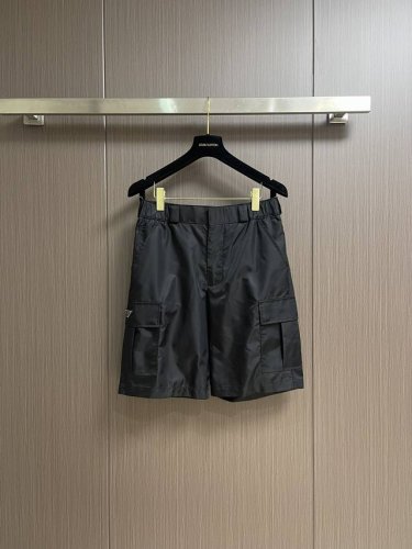 prada 尼龙工装短裤 选用标志性尼龙面料制成 通过高密度的编织结构 使其具备高强度抗撕裂 耐磨性超群 脚边双脚缆车锁边配合三针五线车 缝线张力精确至25N,