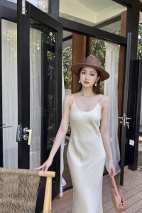 夏季新款 原创设计师款 度假感铜氨丝吊带连衣裙 砂洗斜裁工艺 上身版型显高显瘦 舒适度满分 而且垂感超级棒 肩带绣花贝壳扣饰 可休闲可气质 单穿或是外披一件衬衫
