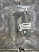 tb汤姆布朗 Thom Browne2025Ss新款针织短裤，定制面料采用威化布织法，提花针织工艺，版型紧致立体，4杠拼接，定制裤绳五金质感强，顺滑，上身舒适透