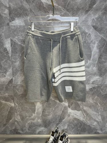 tb汤姆布朗 Thom Browne2025Ss新款针织短裤，定制面料采用威化布织法，提花针织工艺，版型紧致立体，4杠拼接，定制裤绳五金质感强，顺滑，上身舒适透