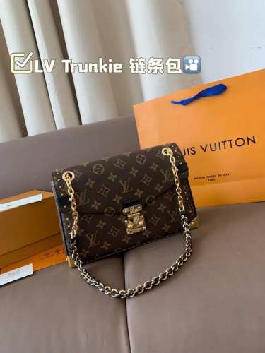Lv Trunkie手袋，搭配金属质感包角和标志S-Iock锁扣，复古行李箱，内部空间和拉链口袋方便容纳日常所需，滑链肩带拓展背携选择 尺寸26*17